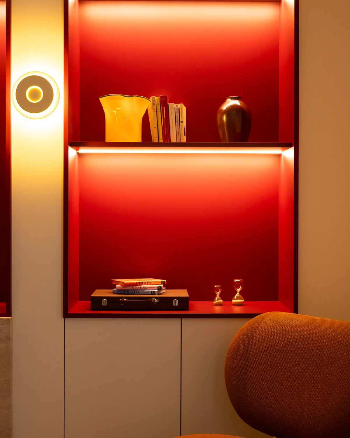 Red lacquered niche and armchair, The Boissy 1
